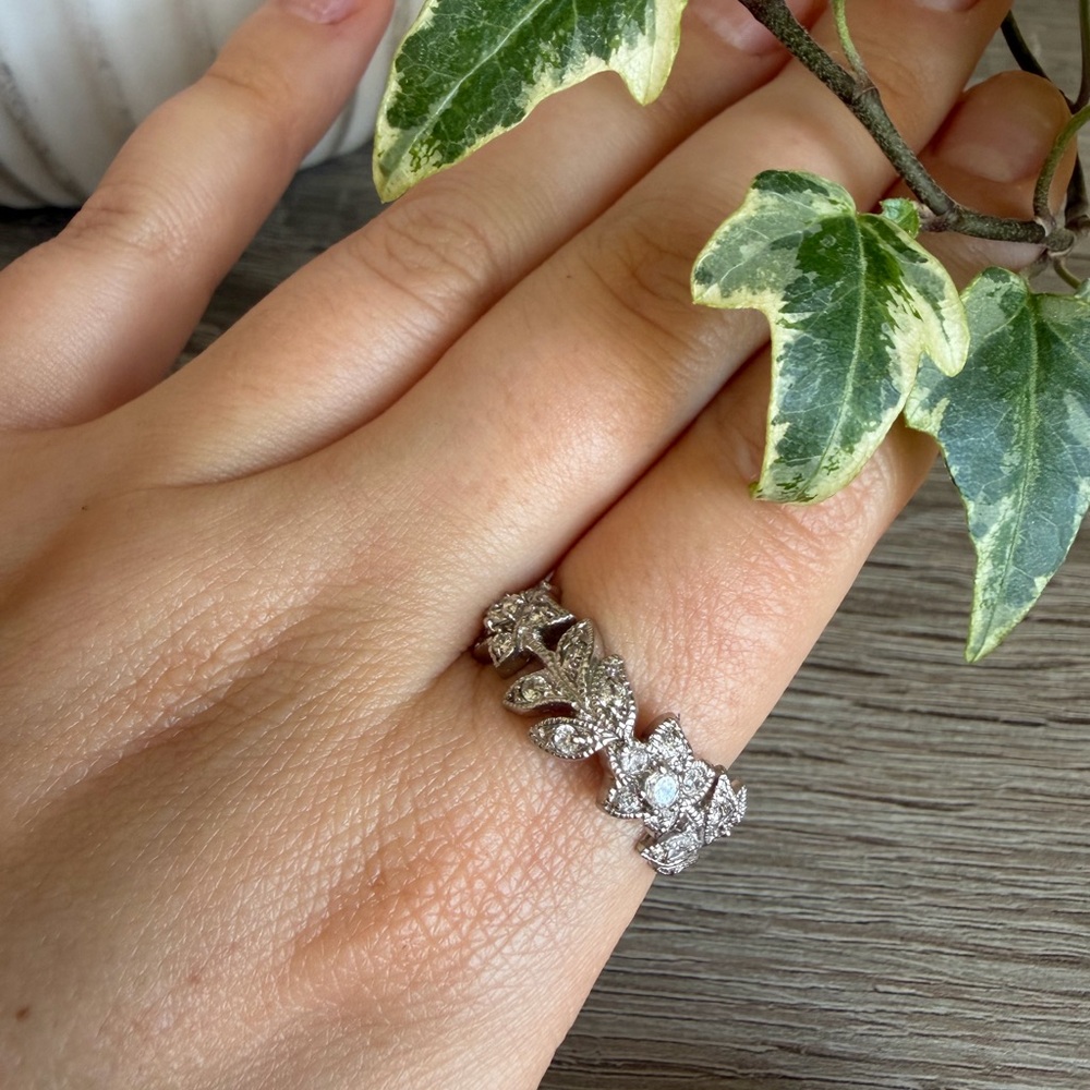 Floral Ring Sterling Silver 925
Size 8.5 - Picture 4 of 11
